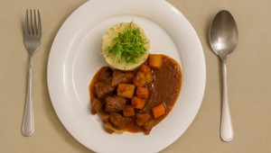 Hovädzie ragú so šťuchanými zemiakmi s cibuľkou, vňaťou a slaninou