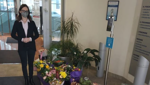 FOTO: Riaditeľke ŠÚKL Baťovej prišli vyjadriť podporu kvetmi. Matovič ju nazval "pani B"