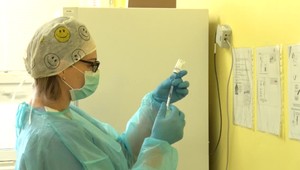 Očkovať sa začali učitelia, čo však so seniormi? Tí sa presunuli zo 4. do 8. fázy