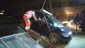 Auto skončilo na streche banskobystrickej nemocnice