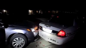 Dievča sa počas šoférovania fotilo hore bez, skončilo v policajnom aute