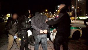 Protidrogový zásah pred očami desiatok ľudí. Medzi zadržanými skončil aj niekdajší černákovec Sklíčko