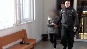 Sudkyňa rozhodovala o väzbe 14-ročného chlapca, ktorý chcel na ulici okradnúť ženu. Je vážne zranená