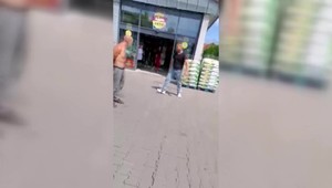 Zúrivý konflikt dvoch mužov: Vyhrážky a slovné útoky sa začali stupňovať. Jeden zobral železnú tyč, druhý kaser