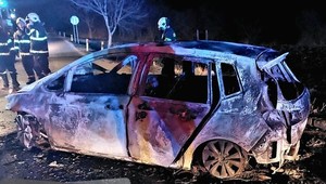 Tragédia na juhu: Dve osoby prišli o život, auto pohltili plamene