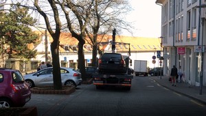 Odtiahli auto aj s malým dieťaťom, jeho otca vypočúvajú