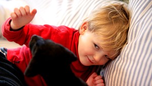 Muž (41) odišiel do baru, dieťa strážil pes