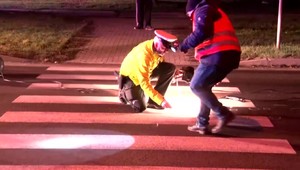 Mladá vodička zrazila dvoch ľudí, ktorí prechádzali cez priechod pre chodcov. Zrazené dievča museli oživovať