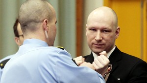 Anders Breivik pred súdom. Začal svoju trojhodinovú výpoveď
