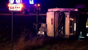 Nákladiak skončil prevrátený v poli pri diaľnici D1