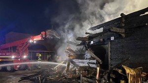 Hasiči v Terchovej zasahovali pri požiari drevenice. Ochladzovaním zabránili šíreniu plameňov