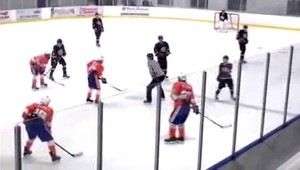 VIDEO. Psychopat! Mladík zaťal súperovi hokejkou do krku!