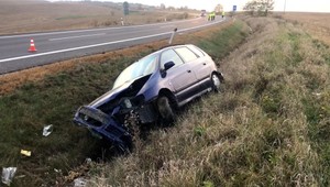 Žena skončila s autom v priekope, nafúkala viac ako dve promile