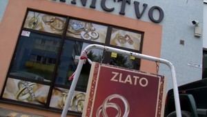 Neznámi zamaskovaní muži prepadli v Námestove zlatníctvo