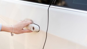 Chytila kľučku dverí svojho auta: Hrôzou takmer omdlela