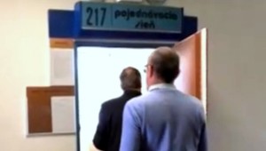 Simonka (1,5) zomrela na následky týrania. Jej náhradného otca súd oslobodil