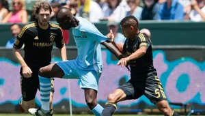 Man City zdolal LA Galaxy, kiks stál Balotelliho striedanie