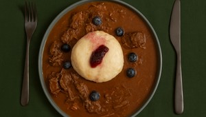 Hovädzí guláš na červenom víne s parenou buchtou plnenou čučoriedkovým džemom