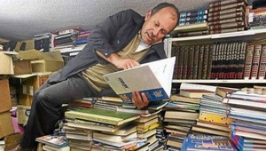 Smetiar José začal zbierať vyhodené knihy. Dnes ich má doma tisíce, tešia sa z nich chudobné deti