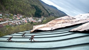 Silný vietor strhával v Levoči strechy, meteorológovia pred ním varujú aj naďalej