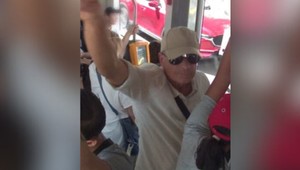 Obnaženým údom sa dotýkal cestujúcich: Polícia pátra po zvrhlíkovi z električky