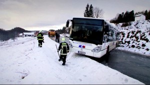 Autobus skončil pre poľadovicu v priekope. Aj hasiči sa šmýkali