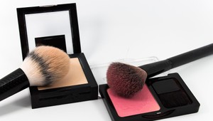 Púder na tvár: Ako si vybrať a ako používať