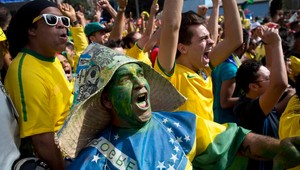 Štyria fanúšikovia dostali priamo na štadióne infarkt počas duelu Brazílie