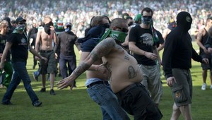 Peklo na futbale! Viedenské derby pre výtržnosti fanúšikov nedohrali