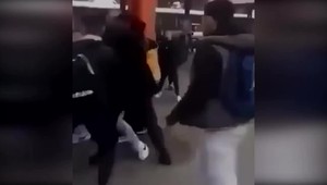 Medzí tínedžermi sa na autobusovej stanici strhla bitka. Ľudia sa len prizerali