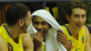 Iný úlet! Chcel zabrániť autu, šupol si bláznivý vlastný kôš!