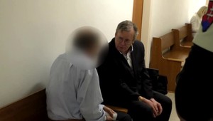 Starší muž (68) šiel navštíviť kamaráta do nemocnice. Skončil s putami na rukách