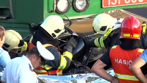 Príbuzní obetí zrážky s vlakom pri Sabinove chcú zabrániť ďalším obetiam. Neváhajú zablokovať priecestie