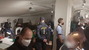Nelegálnej párty v Prahe sa zúčastnilo 56 ľudí. Policajti našli aj drogy
