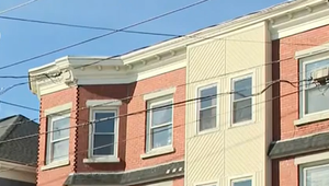 VIDEO: Batoľa sa prechádzalo po streche domu