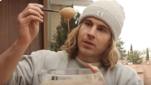 Syn známeho herca na dovolenke zavraždil a rozštvrtil svojho priateľa, trest je vysoký!