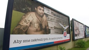 Rasistické plagáty SNS prelepí reklamná spoločnosť