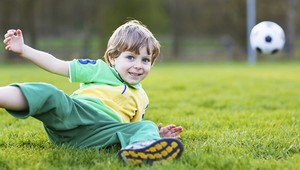 Trojročný za volantom. Keď opitá matka odpadla, šoféroval sám