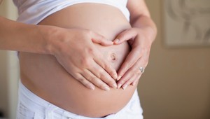 Predstierala tehotenstvo, aby od muža vylákala 6 000 eur