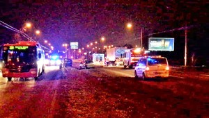 Hromadná nehoda na hlavnom ťahu. Zrazili sa autá, trolejbus aj kamión