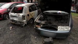 Hasiči zasahovali na sídlisku pri požiari kontajnerov a troch áut. Nevylučujú spoločného páchateľa