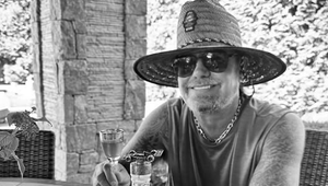 Havarovalo lietadlo lídra slávnej kapely! Hlásia jednu obeť, aj zranených!