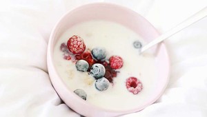 Muž chcel otráviť jogurty v obchode. V jednom skutočne zdraviu škodlivú látku našli