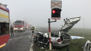 Tragickú zrážku vlaku a auta neprežili dvaja ľudia