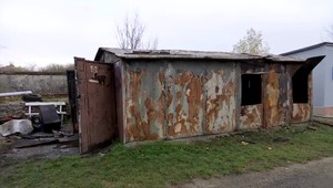 Dvaja muži zomreli vo vnútri plechovej garáže, ktorú pohltili plamene