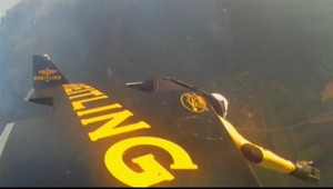 Lietajúci muž s raketovými krídlami preletel Alpami!