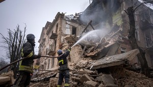 297. deň na Ukrajine: Spod trosiek budovy vytiahli telo malého dieťaťa