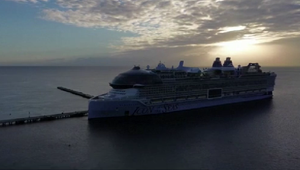 VIDEO: Najväčšia výletná loď na svete prvýkrát zakotvila
