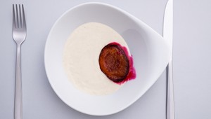 Škoricová panna cotta s pečenými slivkami