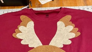 Nestihla mu kúpiť darček, takto sa vynašla: Z vtipnej vianočnej mikiny pre otca je HIT